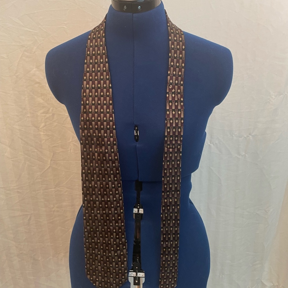 Facets neck tie.